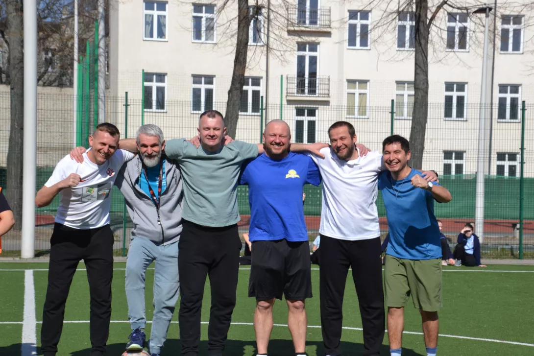 Mecz piłki nożnej nauczyciele vs uczniowie