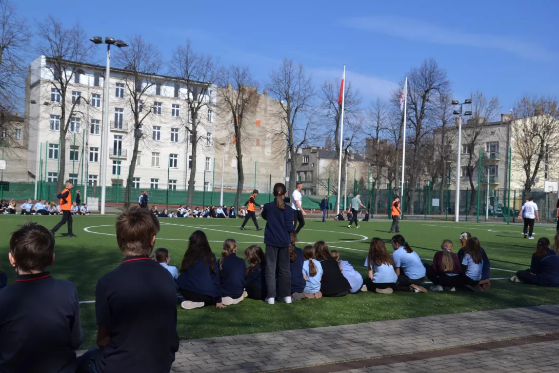 Mecz piłki nożnej nauczyciele vs uczniowie