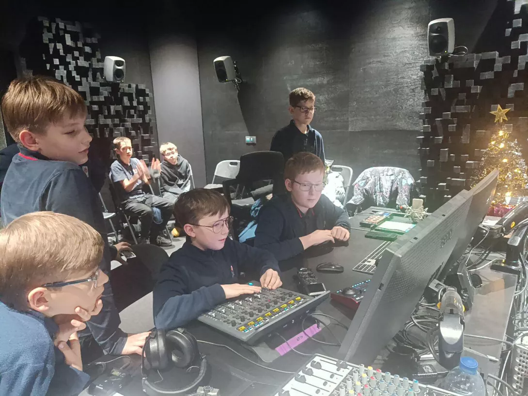 Uczniowie na warsztatach z realizacji dźwięku