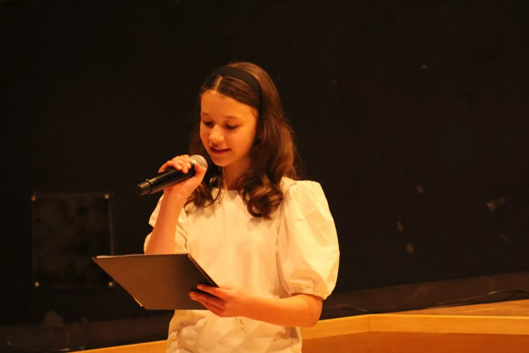 Prowadząca Cecyliadę dla klas 4-8 SSP (foto F. Kopytowski)