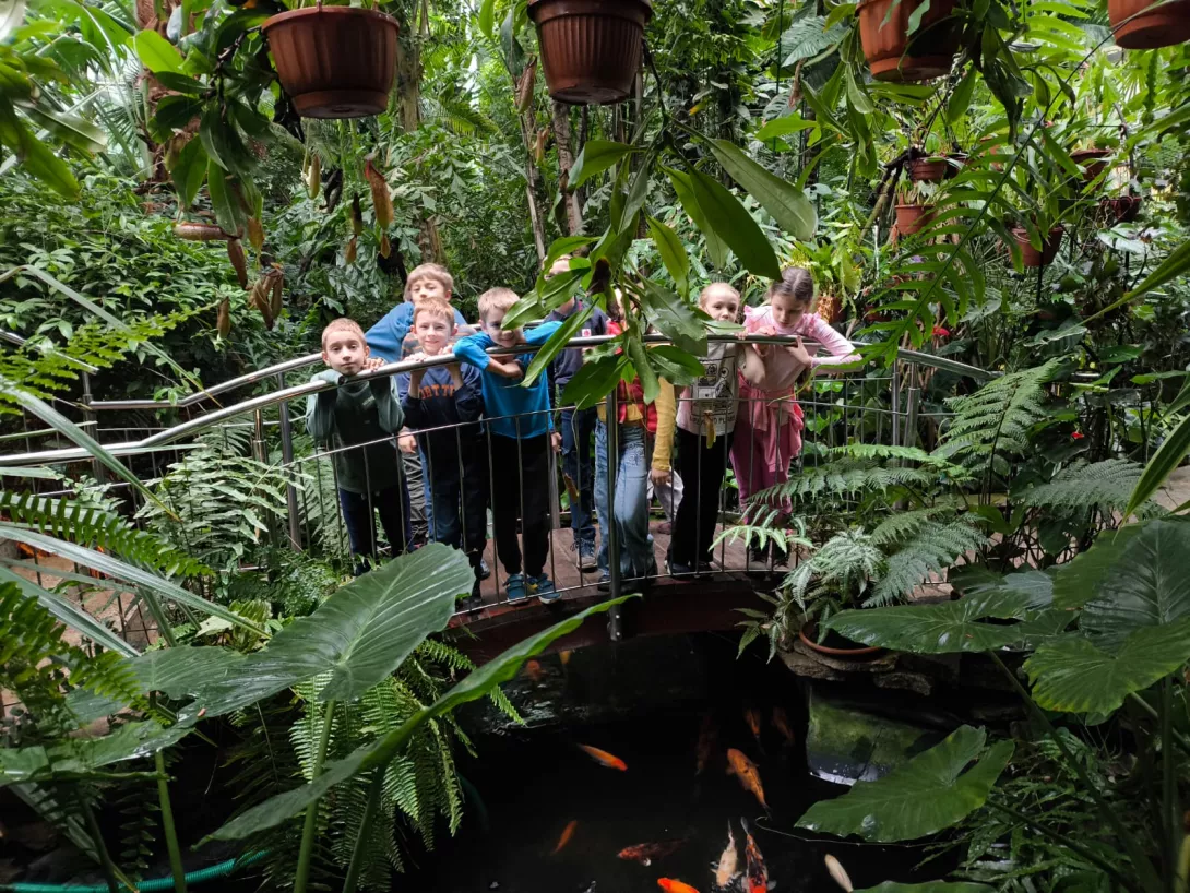 Uczniowie klas 3a i 3b w łódzkiej Palmiarni. 