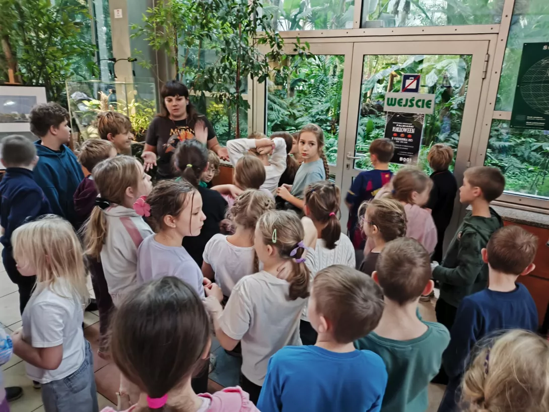 Uczniowie klas 3a i 3b w łódzkiej Palmiarni. 