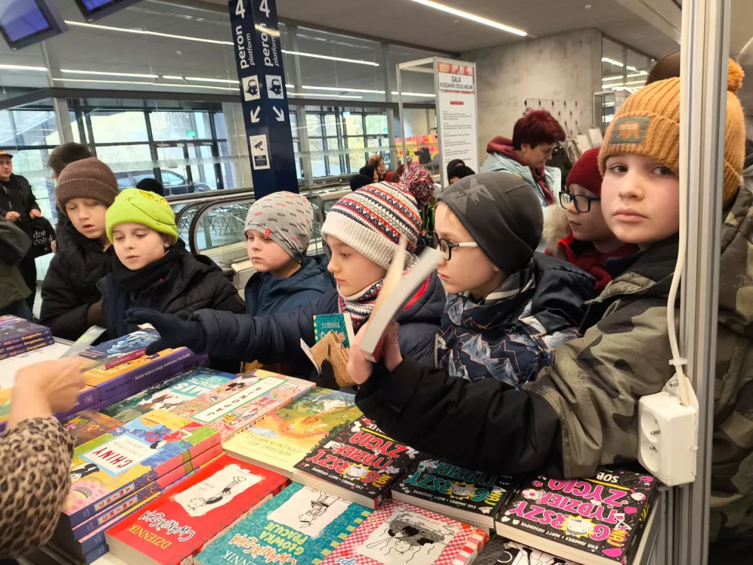 Uczniowie klasy 3b w czasie Łódzkich Targów Książki. 