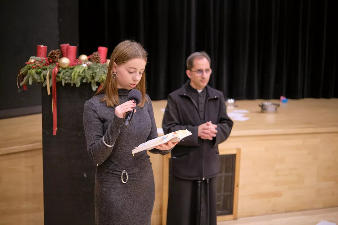 Klara czyta fragment Ewangelii o narodzeniu Pana Jezusa.