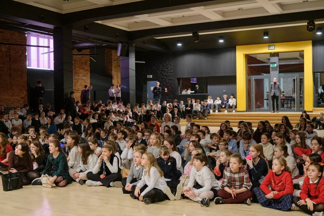 Uczniowie podczas wspólnego spotkania opłatkowego w Auli szkolnej.