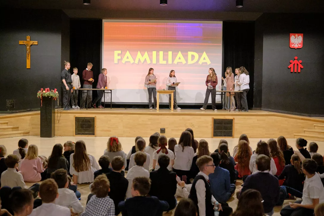 Teleturniej Familiada prowadzony przez Samorząd.