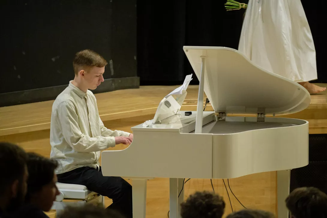 Piękna gra na fortepianie dostarczała pięknych ilustracji do poszczególnych scen. (fot. Maciej Majtczak)