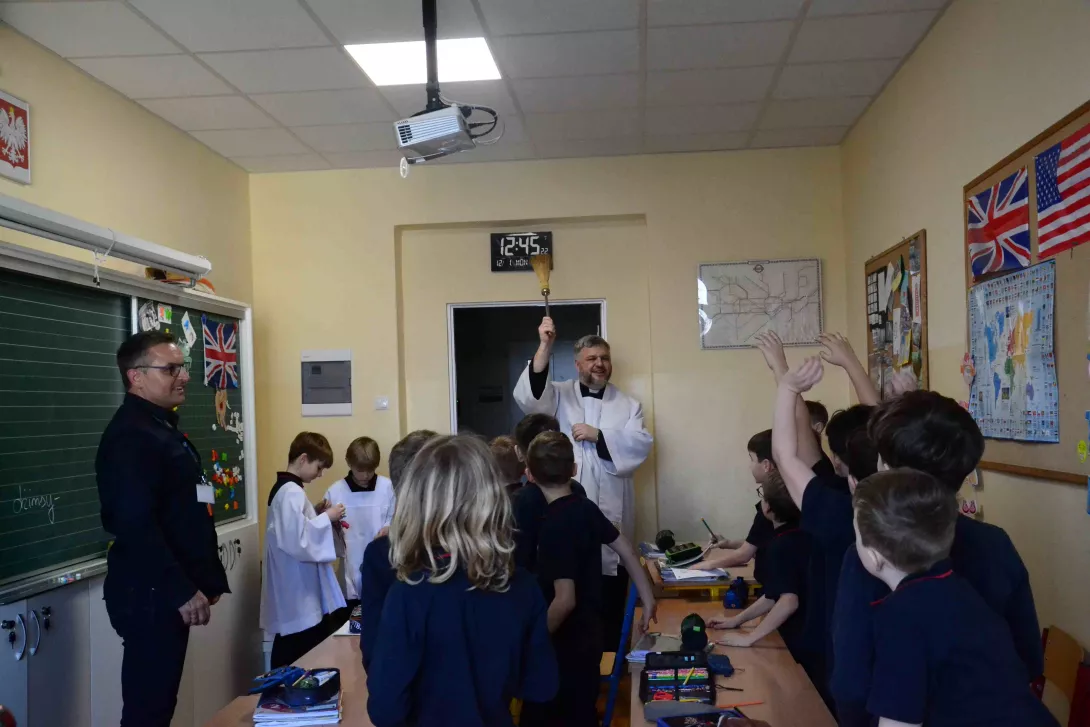 Szkolna kolęda klas wczesnoszkolnych. Błogosławieństwo w klasach.