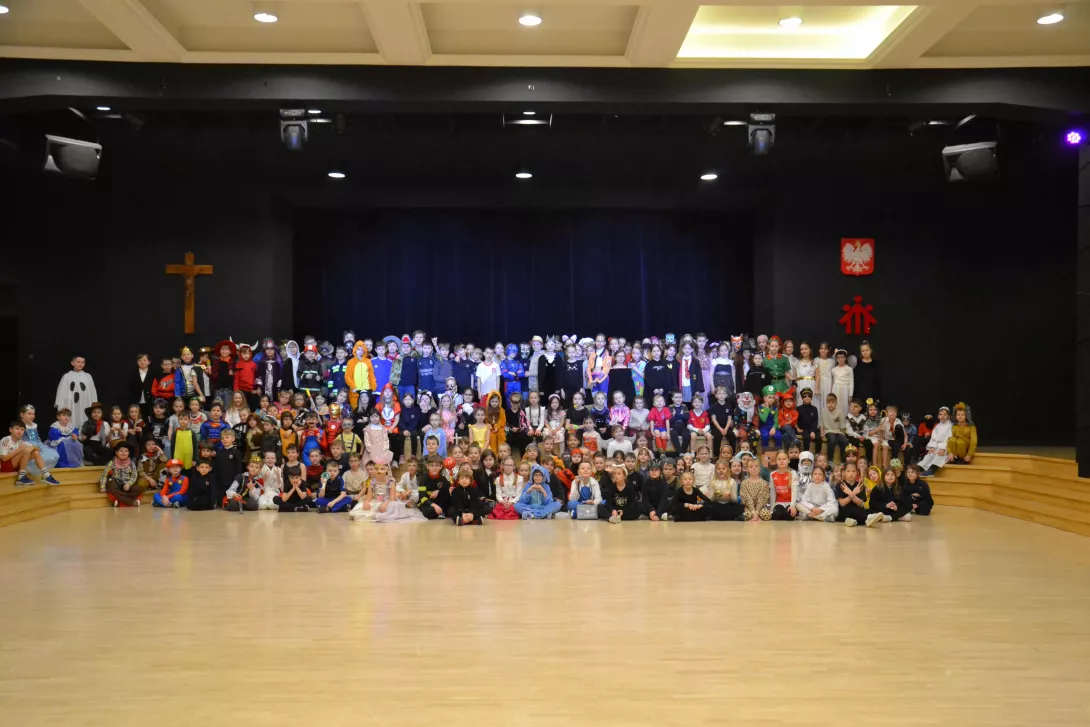 Zdjęcie grupowe wszystkich uczniów klas 1-3 w czasie balu karnawałowego. 