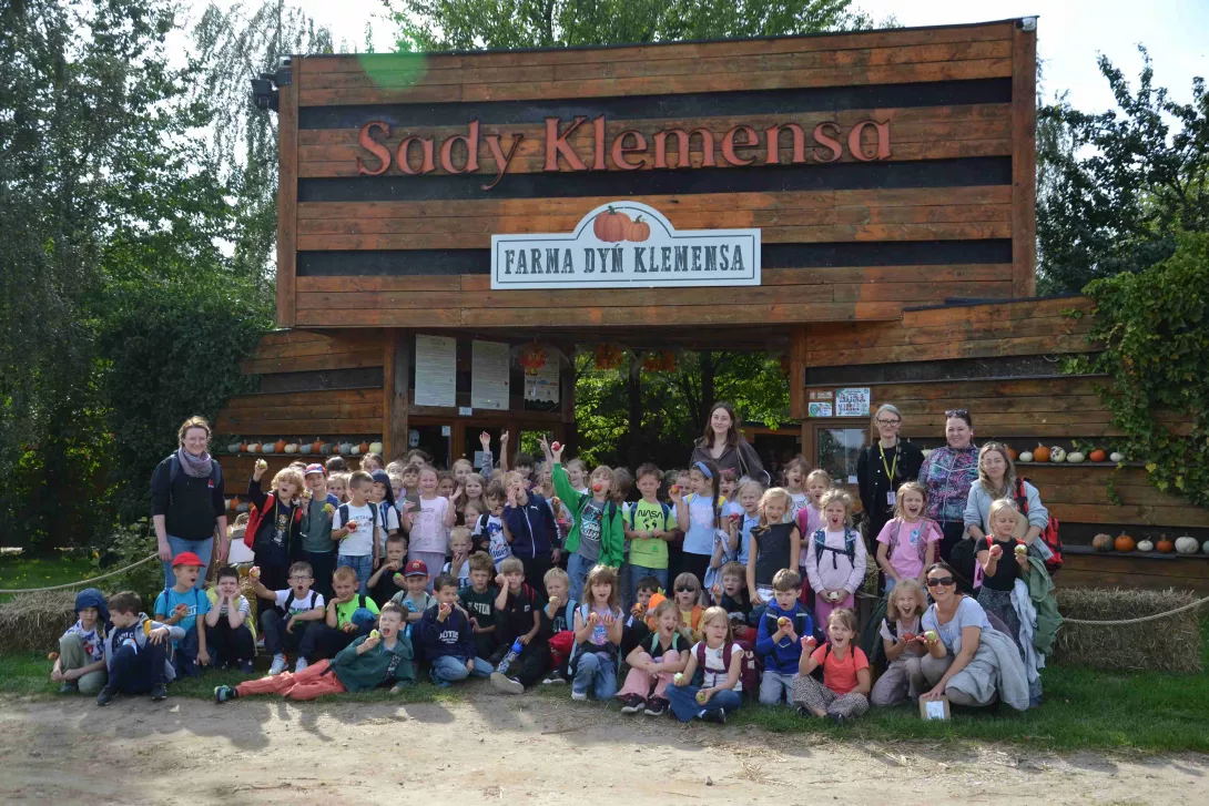 Zdjęcie grupowe pierwszoklasistów przed bramą Sadów Klemensa.