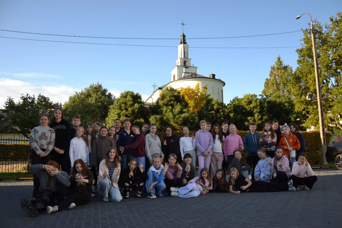 Zdjęcie grupowe teatru Beznazwy na dziedzińcu szkoły salezjańskiej w Sokołowie Podlaskim. 