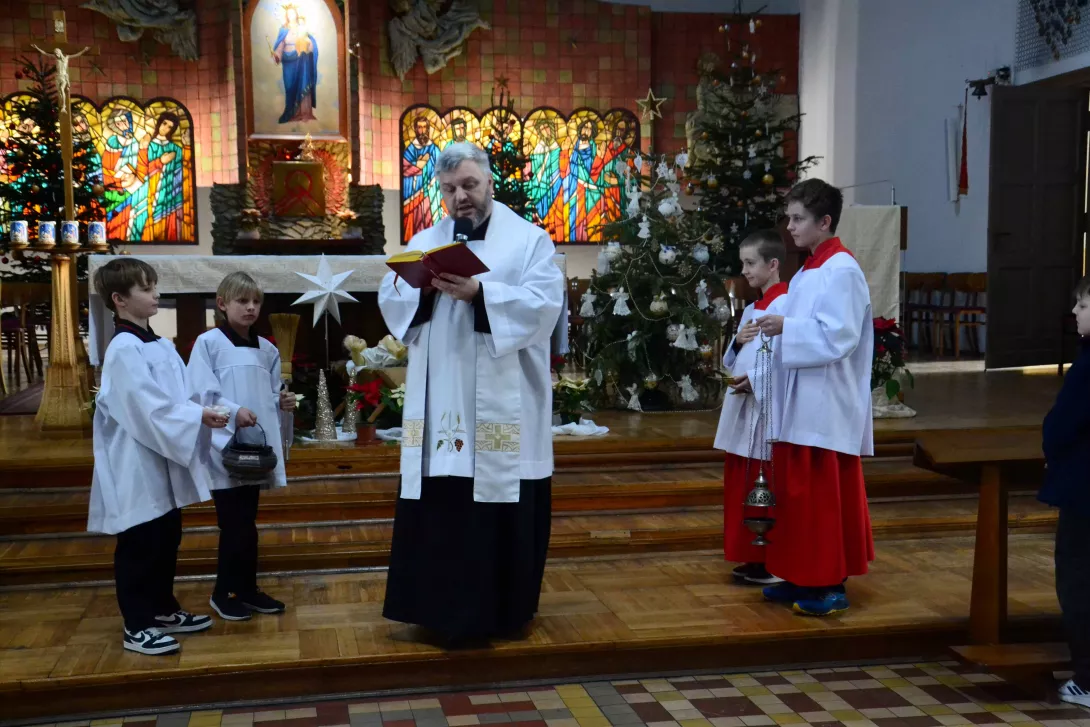 Szkolna kolęda klas wczesnoszkolnych. Uroczyste słówko w kościele.