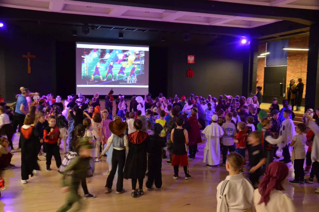 Bal karnawałowy uczniów wczesnoszkolnych - wspólna zabawa. 