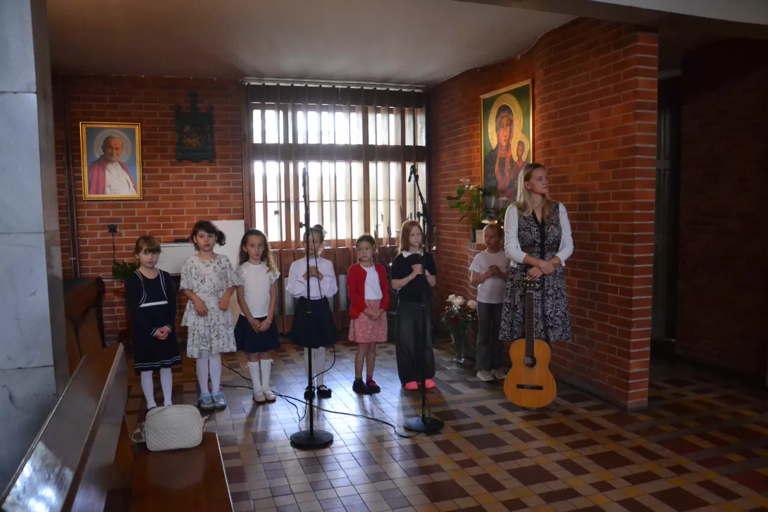 Schola śpiewająca w czasie Mszy Świętej.