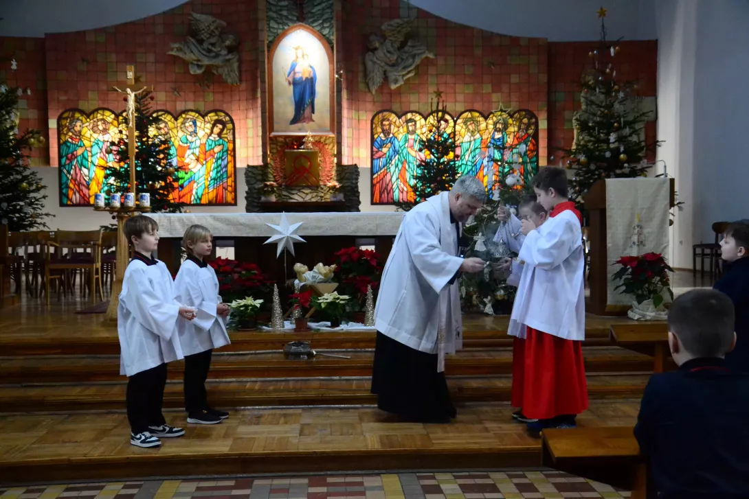 Szkolna kolęda klas wczesnoszkolnych. Uroczyste słówko w kościele.