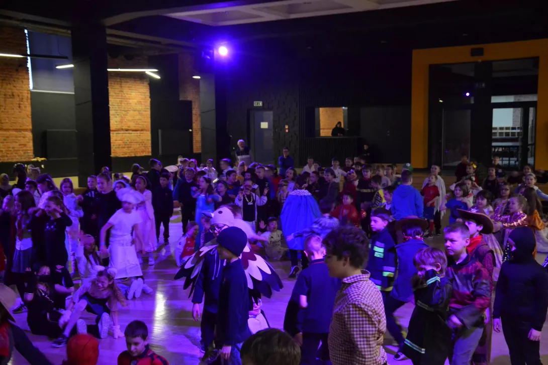 Bal karnawałowy uczniów wczesnoszkolnych - wspólna zabawa. 