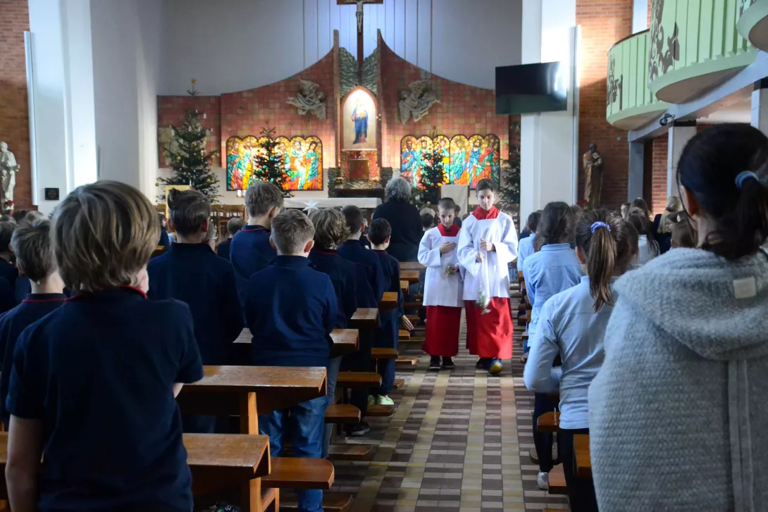 Szkolna kolęda klas wczesnoszkolnych. Uroczyste słówko w kościele.