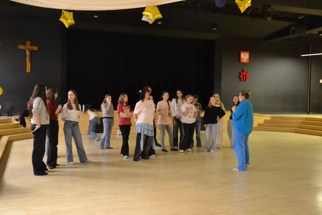 Uczestnicy spotkania w czasie teatralnej pracy warsztatowej. 