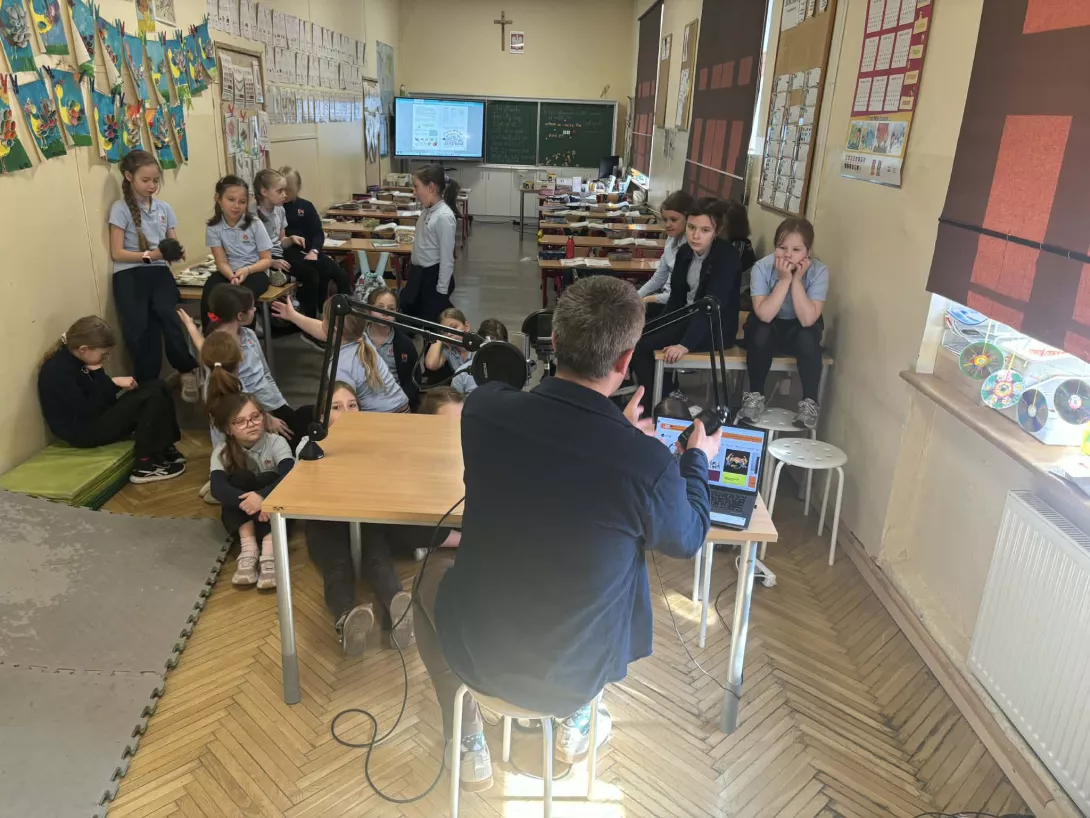 Dziewczynki z klasy 3a słuchają, czym jest praca lektora i redaktora radiowego.