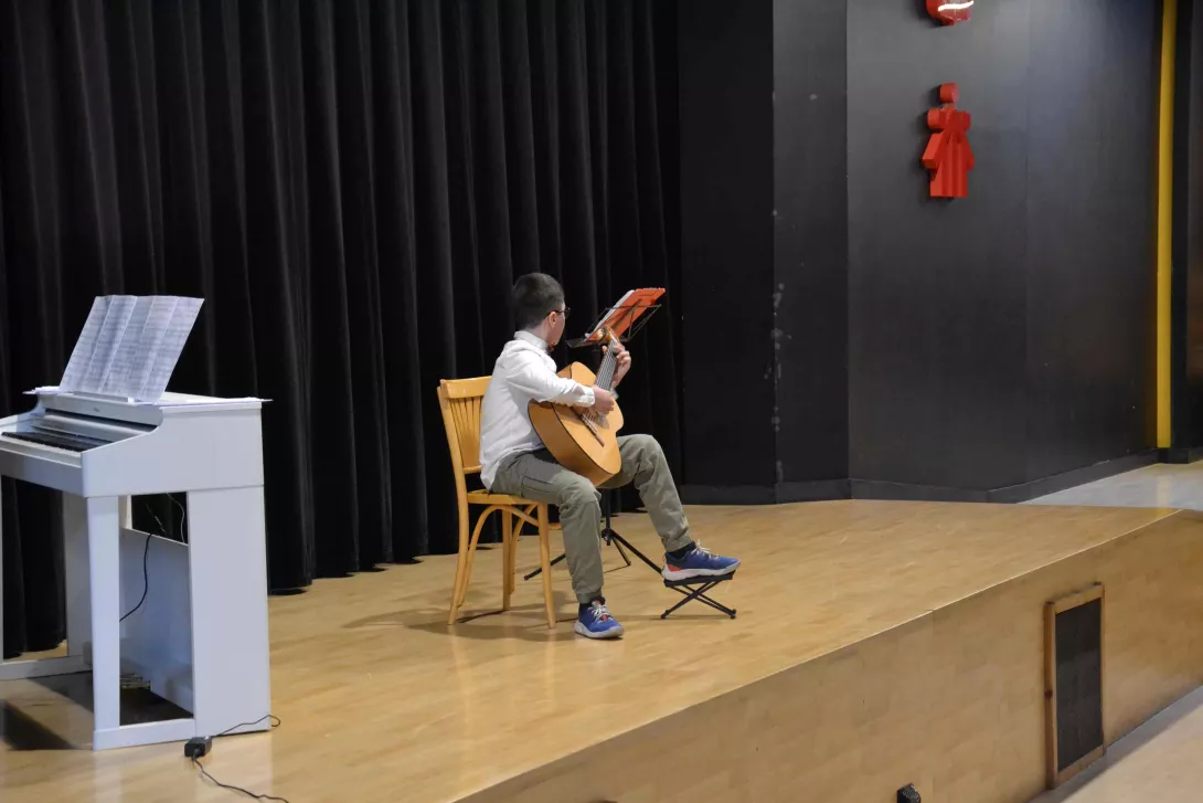 Występ Thomasa z klasy 5b.