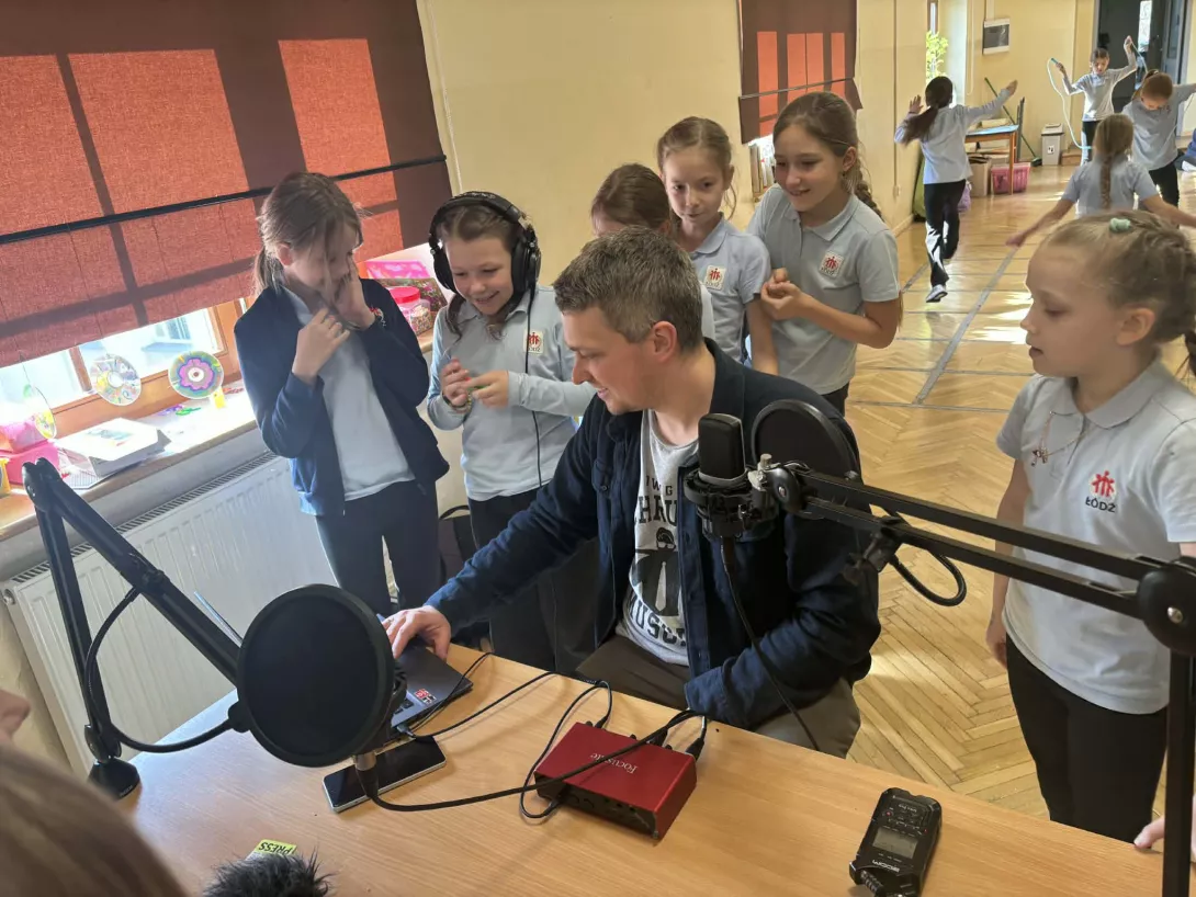 Krzysztof Zimoch pokazuje uczennicom z klasy 3a, jak wygląda praca w radiu.