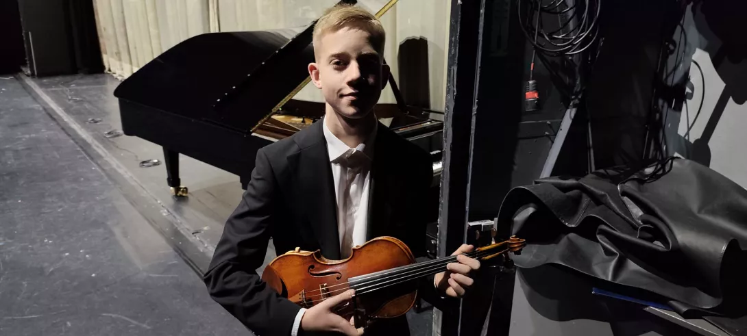 Antoni Kopytowski ze skrzypcami.