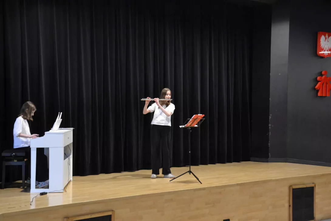 Występ sióstr Wandy z 5a i Basi z 4c.