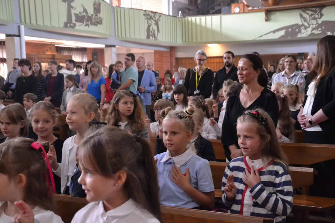 Uczniowie klas pierwszych składają ślubowanie.