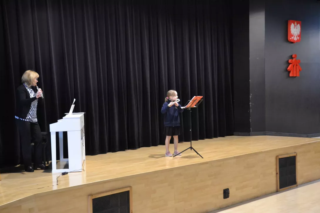 Wysęp Eli w duecie z nauczycielką fletu.