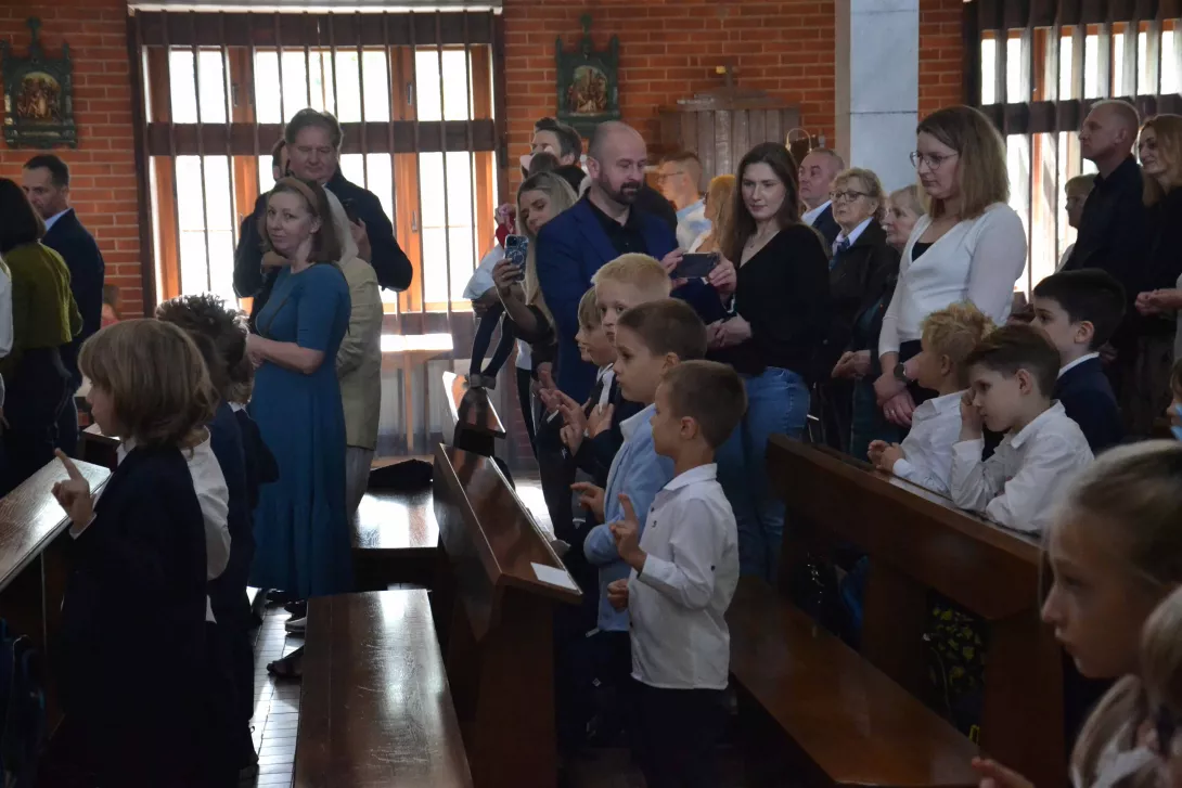 Uczniowie klas pierwszych składają ślubowanie.