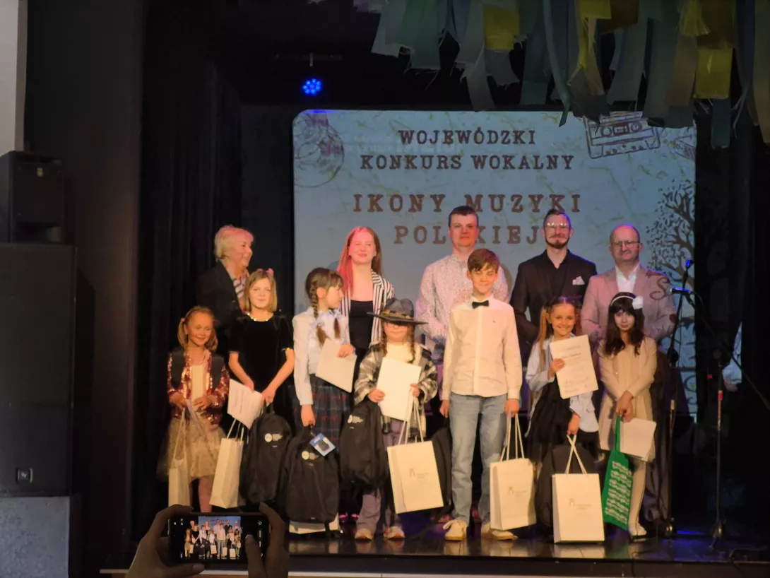 Artyści kategorii klas 1-4 SP nagordzeni przez jury 