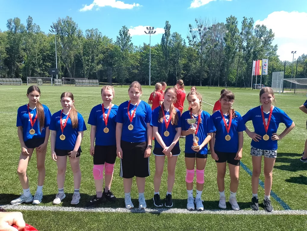 od lewej: Grzesiak Adrianna, Wronka Ida, Adamczyk Natalia, Marek Hania, Błaszczyk Aleksandra, Grochala Zofia, Jaruga Amelia, Stępień Klara