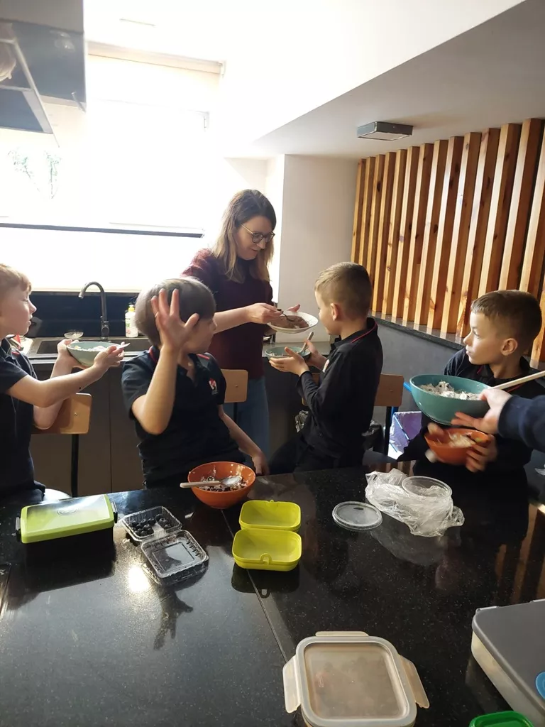 Uczniowie 3D gotujący deser