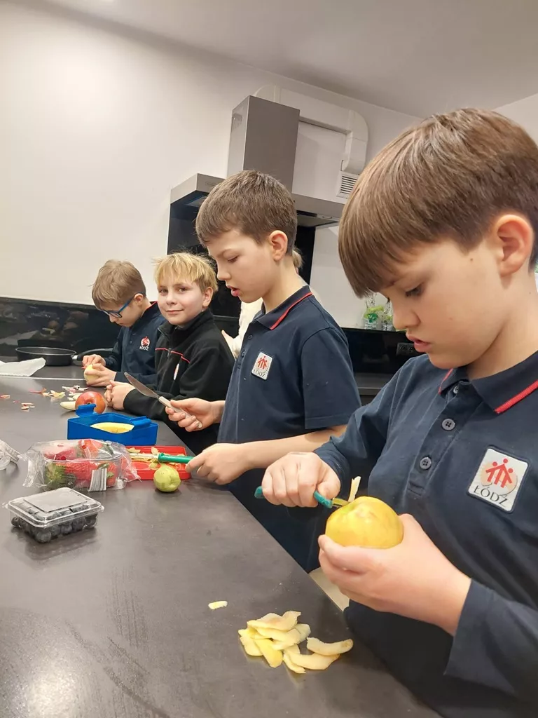 Uczniowie 3D gotujący deser