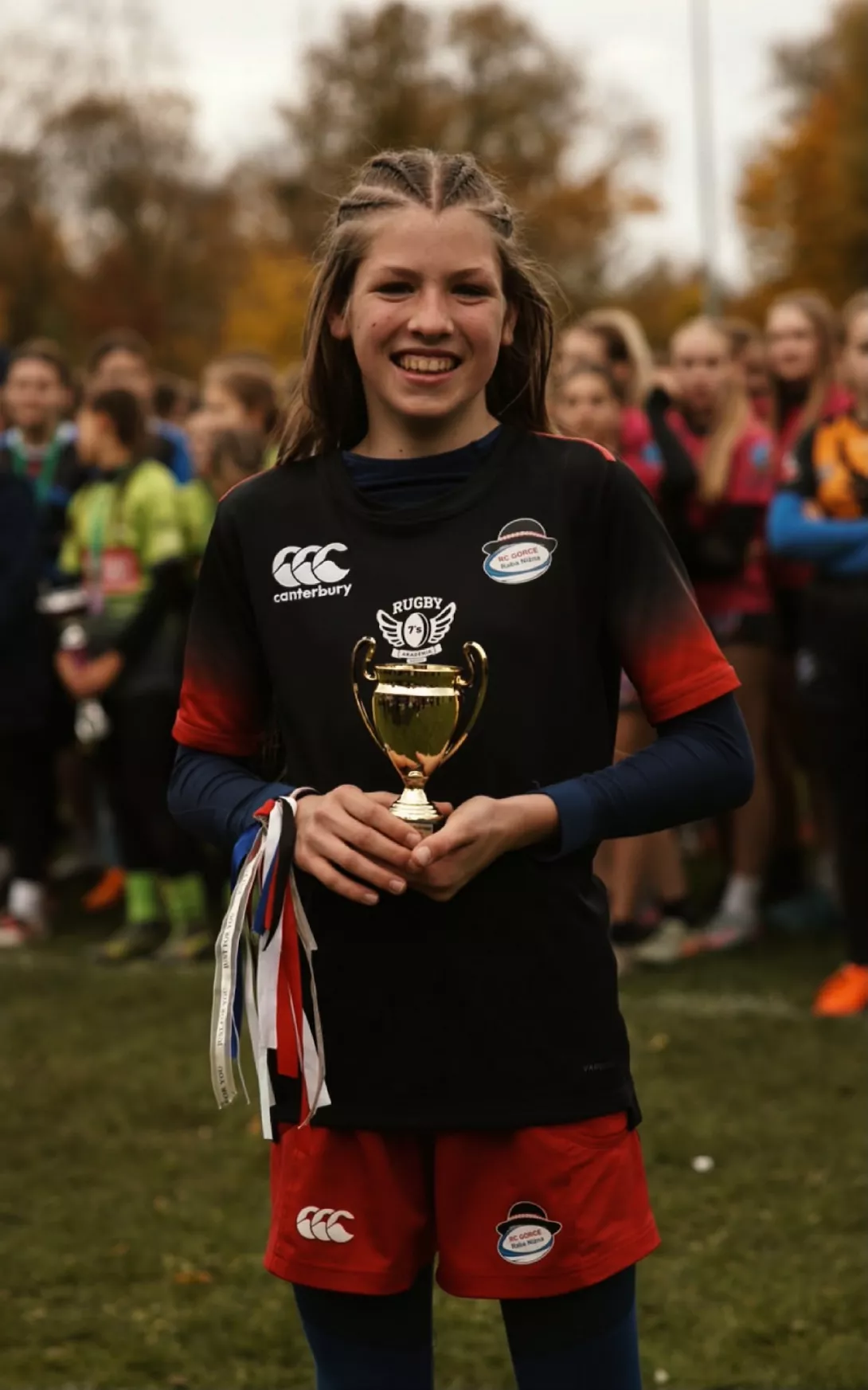 Klara Stępień ze zwycięskim pucharem I Turnieju Mistrzostw Polski Rugby Kobiet do lat 13 w ręku