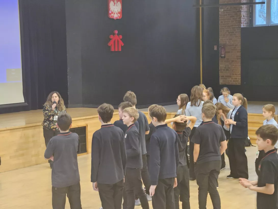 Klasy szóste w auli