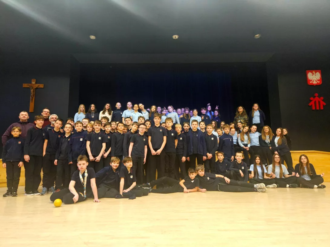 Klasy szóste w auli