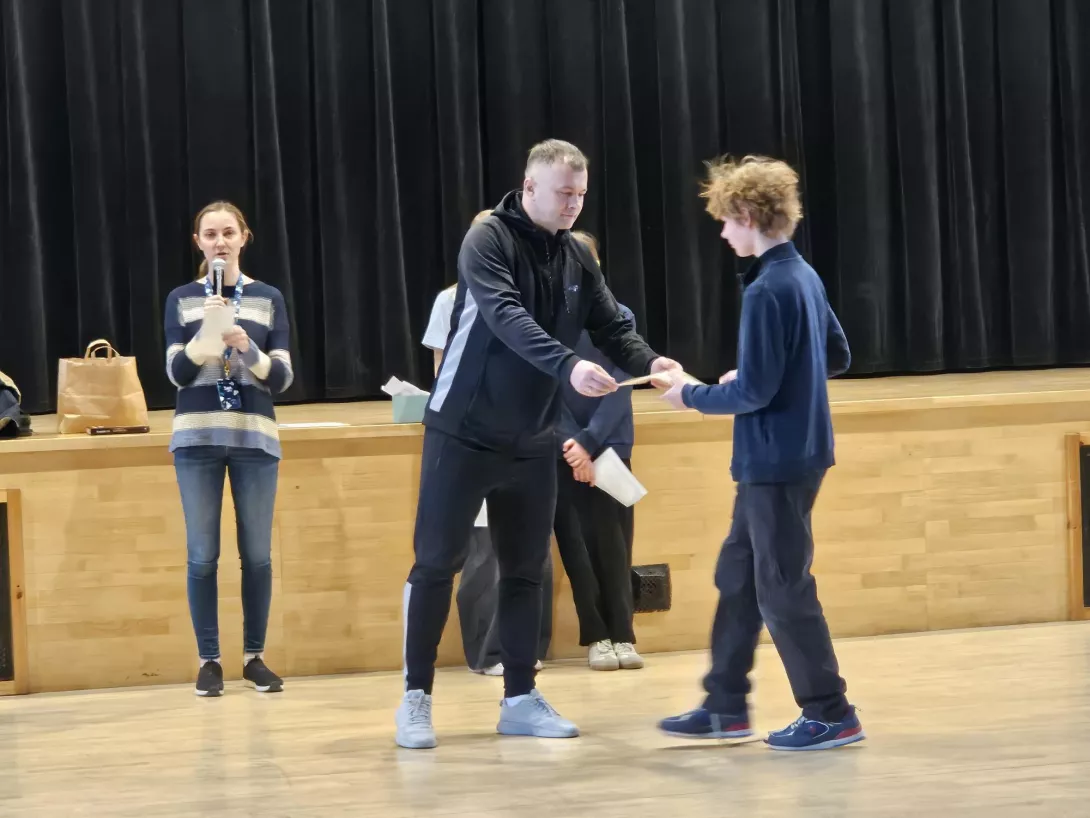 Uczniowie odbierają swoje marzenia