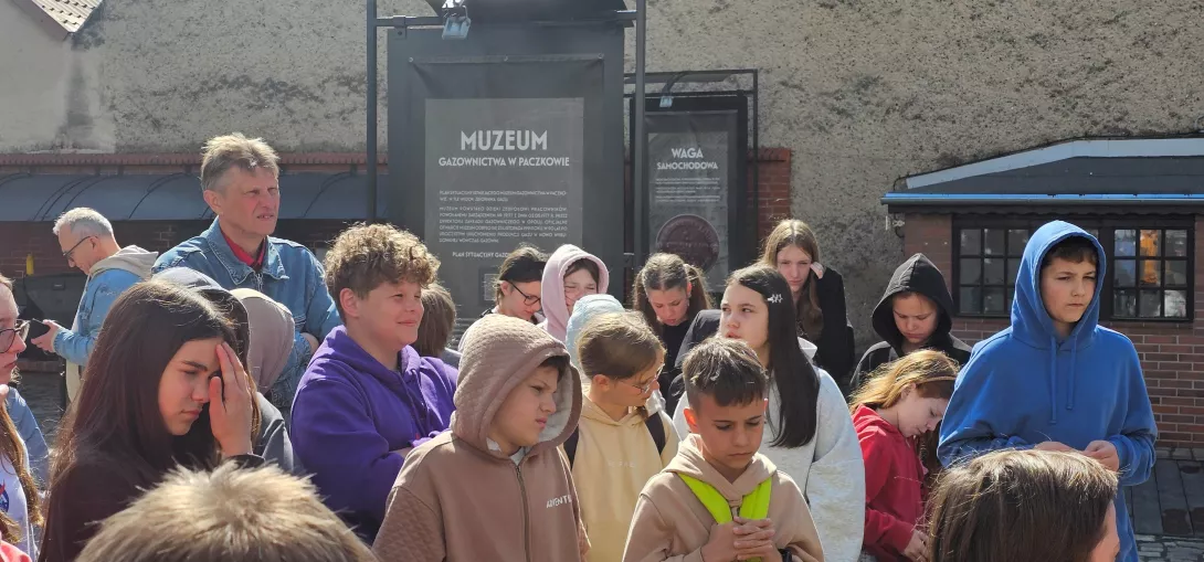 Uczniowie SSP przed Muzeum Gazownictwa w Paczkowie