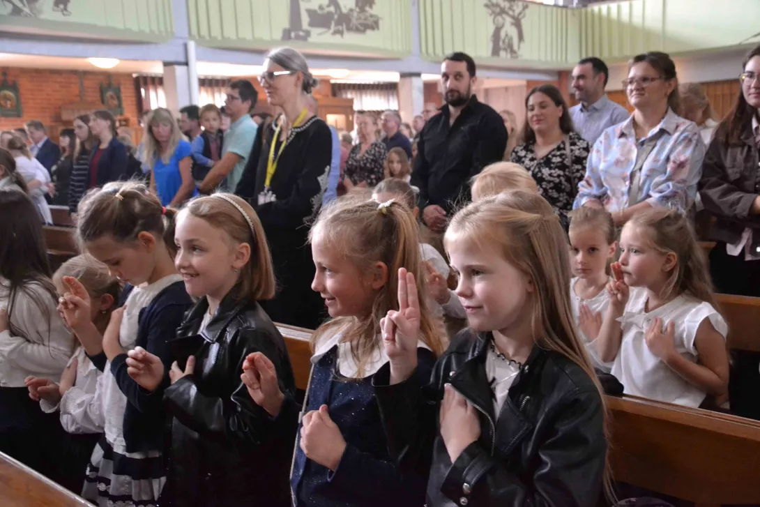 Uczniowie klas pierwszych składają ślubowanie.