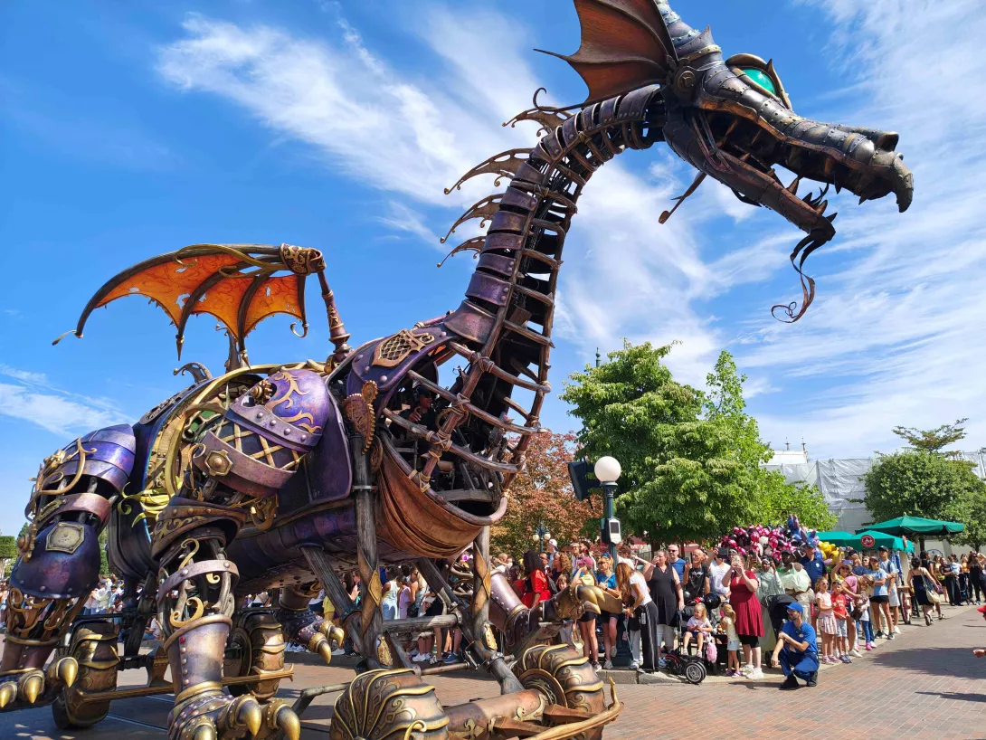 Parada postaci bajowych w w Disneylandzie.