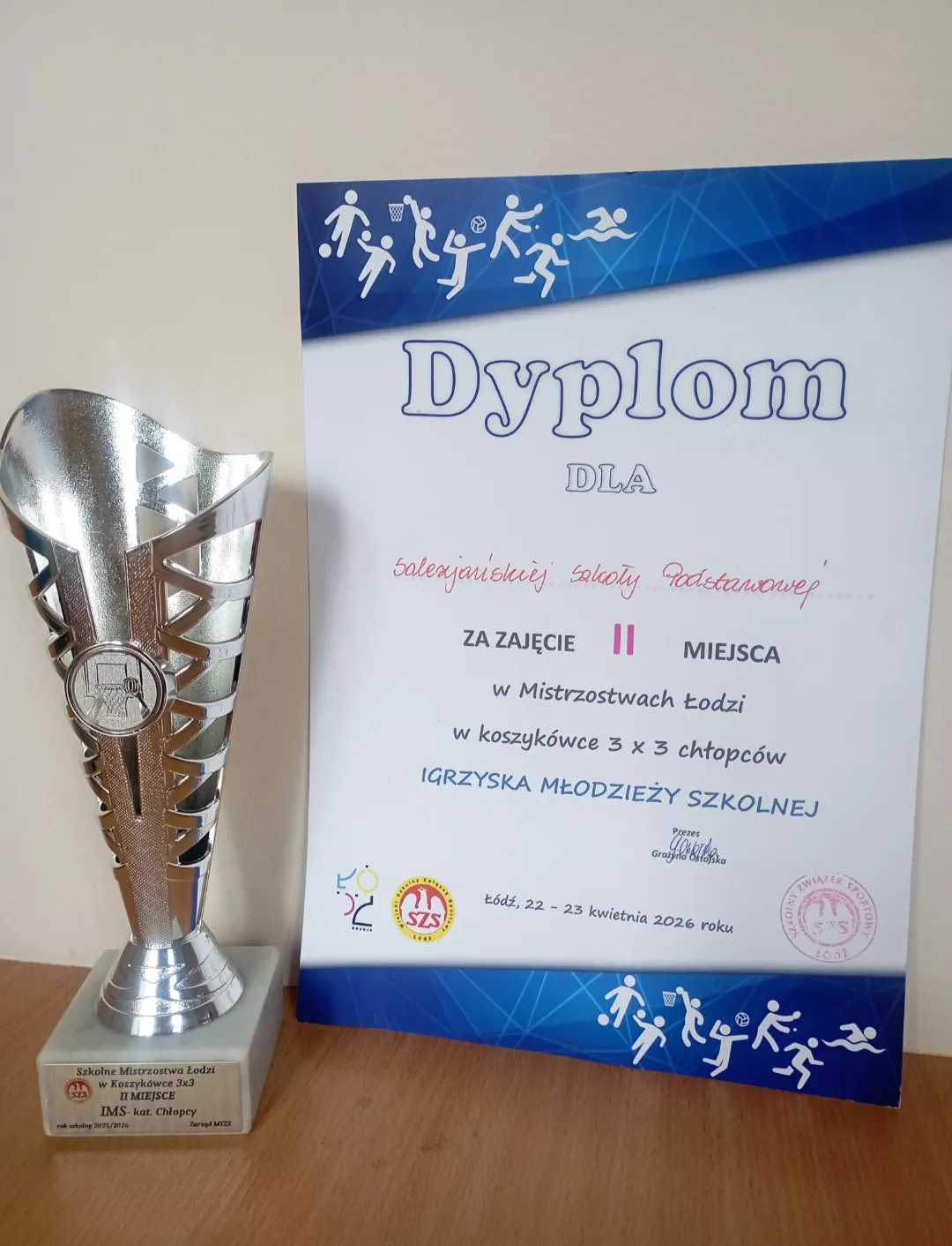Dyplom i Puchar za Wicemistrzostwo w Igrzyskach Młodzieży Szkolnej w koszykówce 3x3