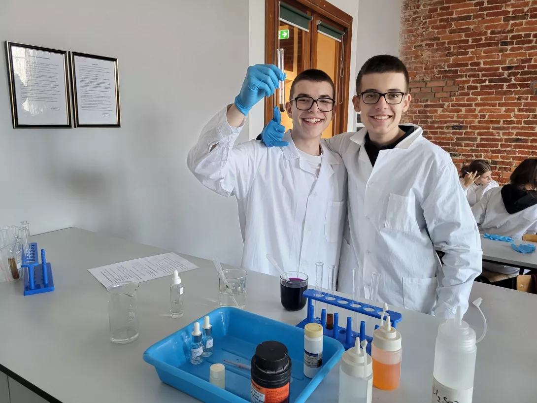 Uczniowie podczas zajęć w sali chemicznej.