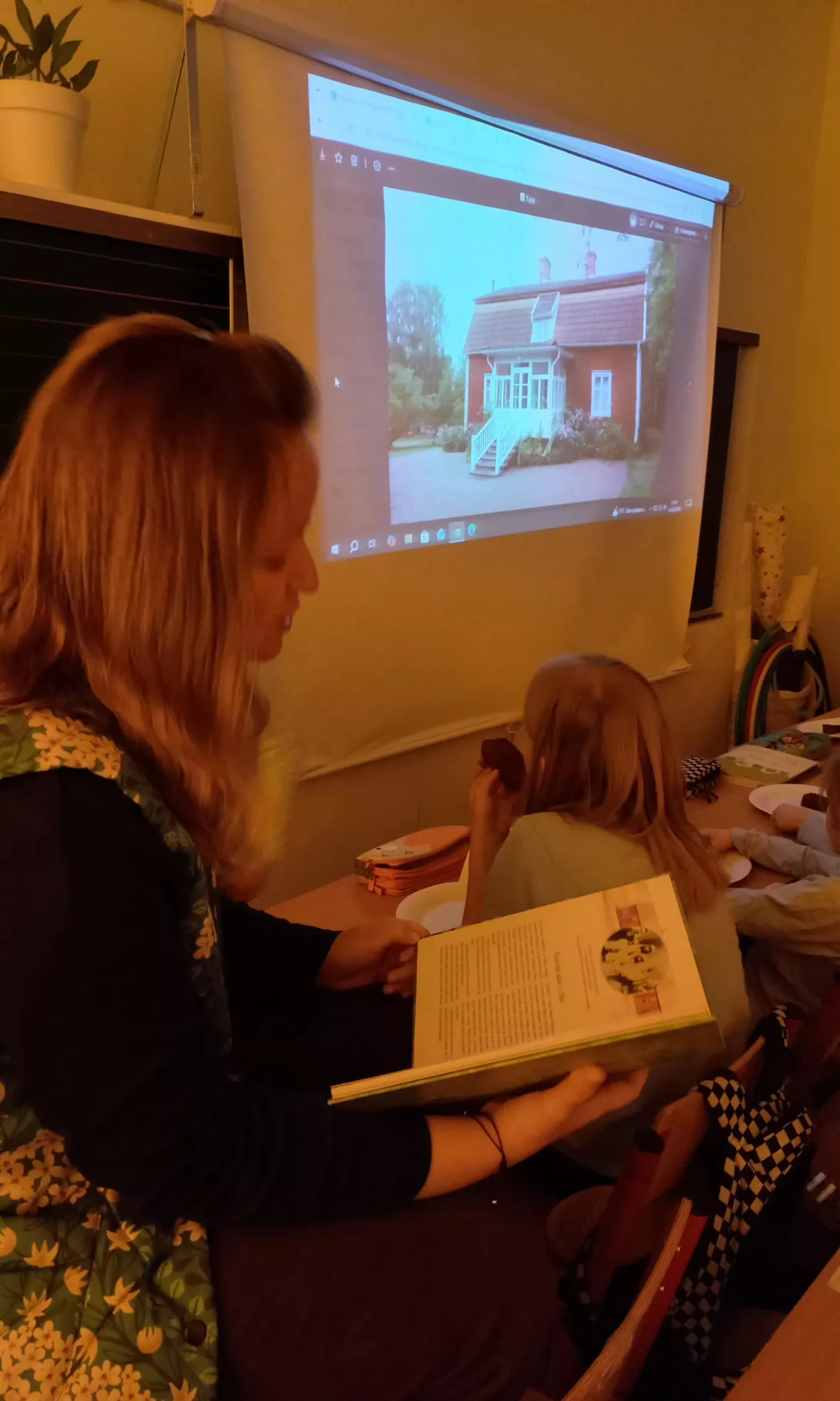 Pani Marta opowiada dzieciom o Bullerbyn