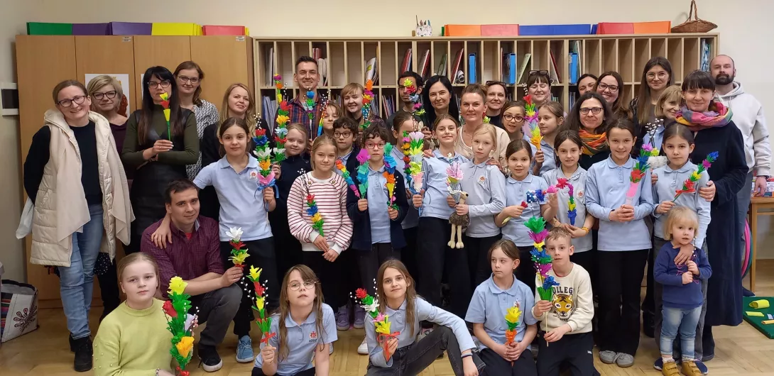 Grupowe zdjęcie dzieci i rodziców 