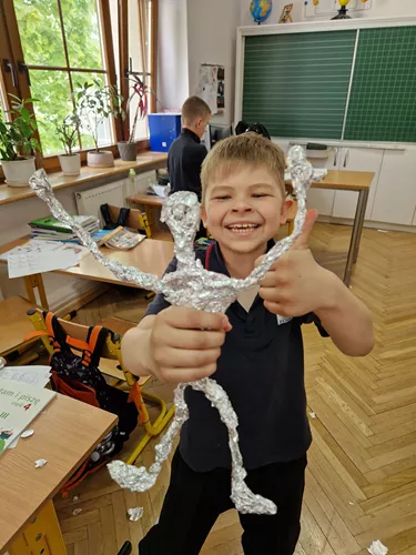 Uczeń prezentujący swoją rzeźbę