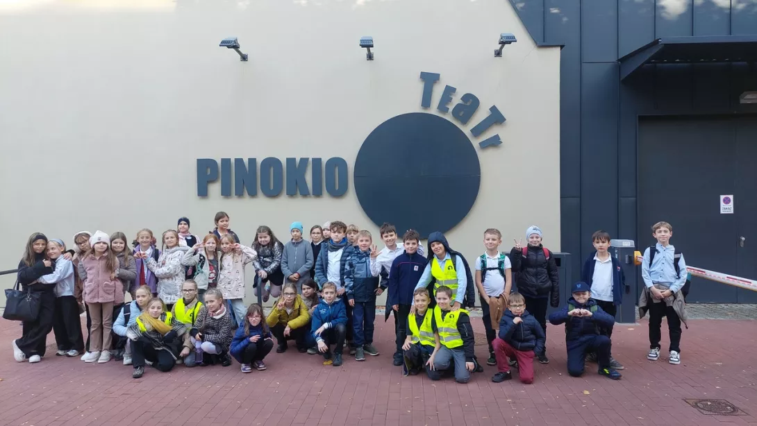 Uczniowie klas 3c i 3d pod Teatrem Pinokio