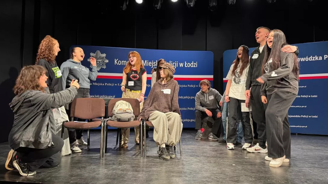 Zdjęcie ze spektaklu "Sekret" ze strony łódzkiej policji. 