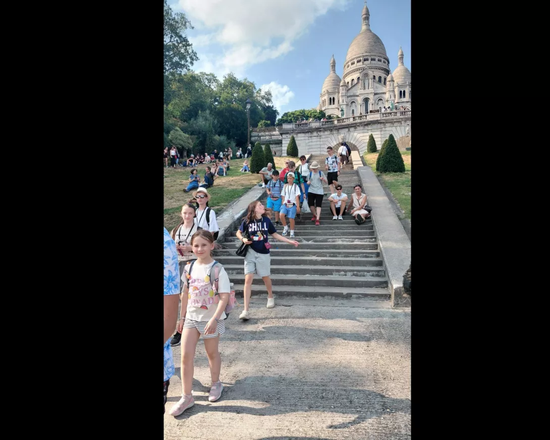 Zwiedzanie dzielnicy Monmarte oraz bazyliki Sacre Coeur.