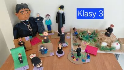 Prace plastyczne przedstawiające Jana Bosko w 3D wykonane przez klasy trzecie.
